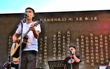 小莉吉他谱_王荻_G调指法弹唱谱_图片六线谱