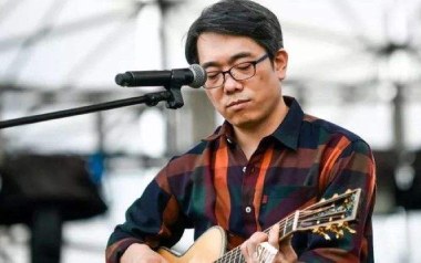 世界吉他谱_张过年_C调指法原版弹唱谱_图片六线谱