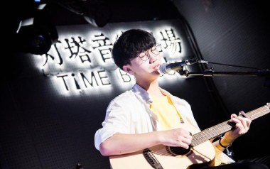 艺术家吉他谱_徐秉龙_G调指法原版弹唱谱_图片六线谱