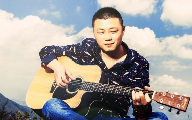 欠我个未来吉他谱_艾岩_G调指法原版弹唱谱_图片六线谱