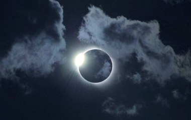 月食吉他谱_就是哈比_C调指法拍弦版弹唱谱_图片六线谱