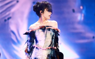 飞女正传吉他谱_杨千嬅_C调指法原版弹唱谱_图片六线谱
