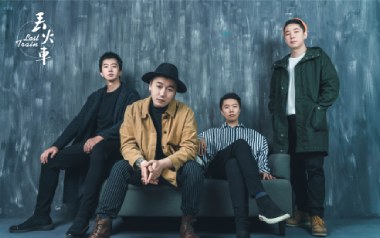 秋城吉他谱_丢火车乐队_G调指法扫弦版_图片六线谱