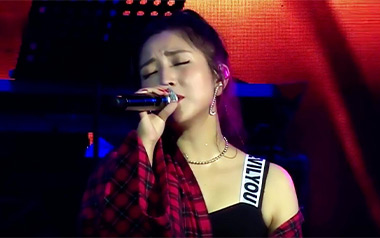 你一定要幸福吉他谱_何洁_G调原版吉他谱_吉他弹唱教学