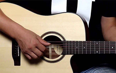 滴答吉他谱_侃侃_C调六线谱_吉他弹唱教学_北爱插曲